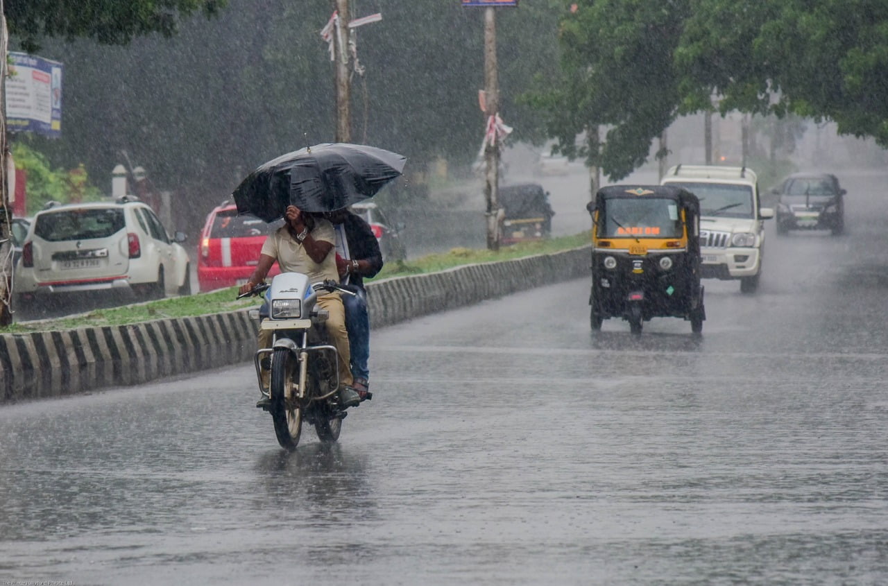 Karnataka Rains: ಸೈಕ್ಲೋನ್ ಅಬ್ಬರ-ಮುಂದಿನ ಮೂರು ದಿನ ಮಳೆ, ಮೈಸೂರು,ಚಾಮರಾಜನಗರ, ಚಿಕ್ಕಬಳ್ಳಾಪುರದಲ್ಲಿ ಶಾಲೆಗಳಿಗೆ ರಜೆ ಘೋಷಣೆ