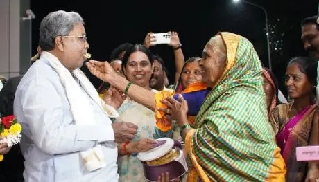 ಅಕ್ಕಾತಾಯಿ ಸಿಎಂಗೆ ತುಂಬು ಹೃದಯದಿಂದ ಆಶೀರ್ವದಿಸಿದರು