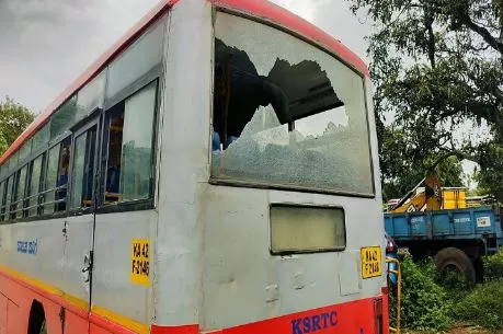 ಕುಡಿದ ಮತ್ತಲ್ಲಿ `KSRTC' ಬಸ್ ಗೆ ಕಲ್ಲು ತೂರಿದ ಕಿಡಿಗೇಡಿಗಳು