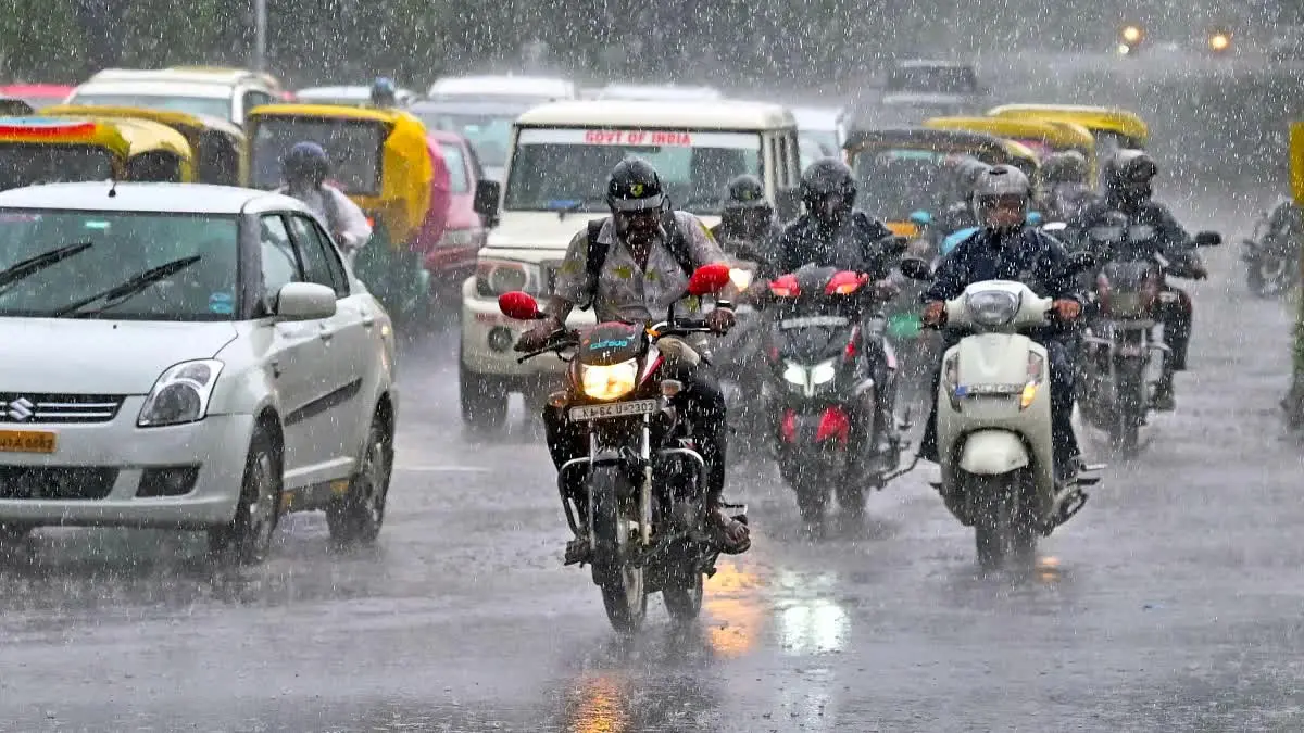 ಮಳೆಯಲ್ಲಿ ವಾಹನಗಳ ಸಂಚಾರ