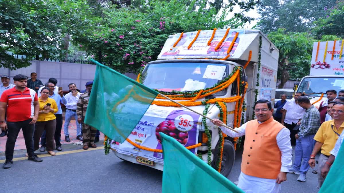 ಈರುಳ್ಳಿ ಮಾರಾಟದ ಸಂಚಾರಿ ವಾಹನಗಳಿಗೆ ಸಚಿವ ಪ್ರಹ್ಲಾದ್​ ಜೋಶಿ ಚಾಲನೆ