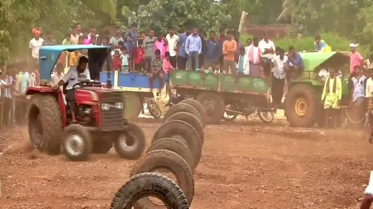 ದಾವಣಗೆರೆ || ಟ್ರ್ಯಾಕ್ಟರ್ ಓಡಿಸುವ ಟೂರ್ನಿ : ಹಳ್ಳಿ ಚಾಲಕರ ಪ್ರತಿಭೆ ಅನಾವರಣ