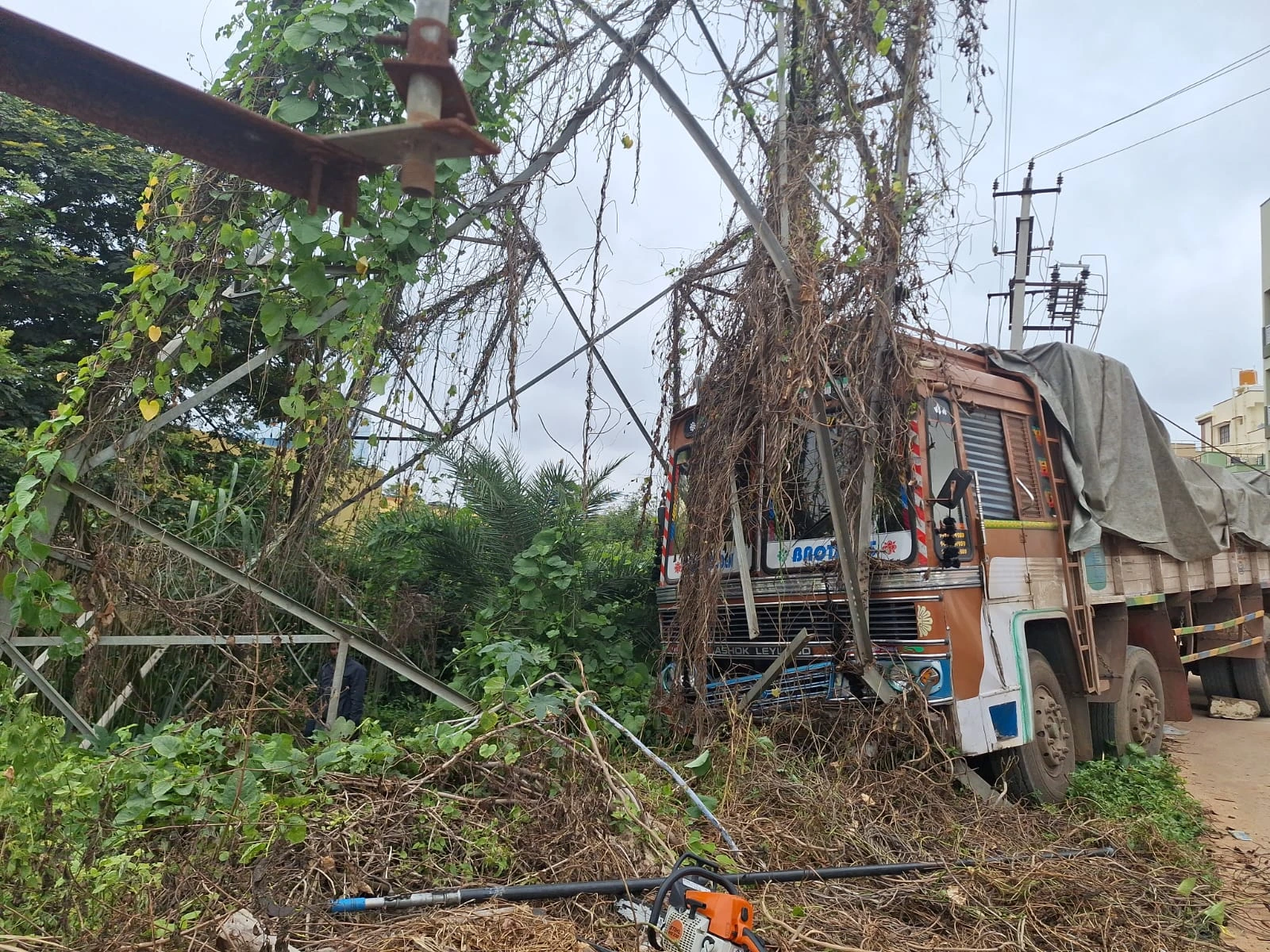 ವಿದ್ಯುತ್ ಪ್ರಸರಣ ಟವರ್ ಗೆ ಲಾರಿ ಡಿಕ್ಕಿ