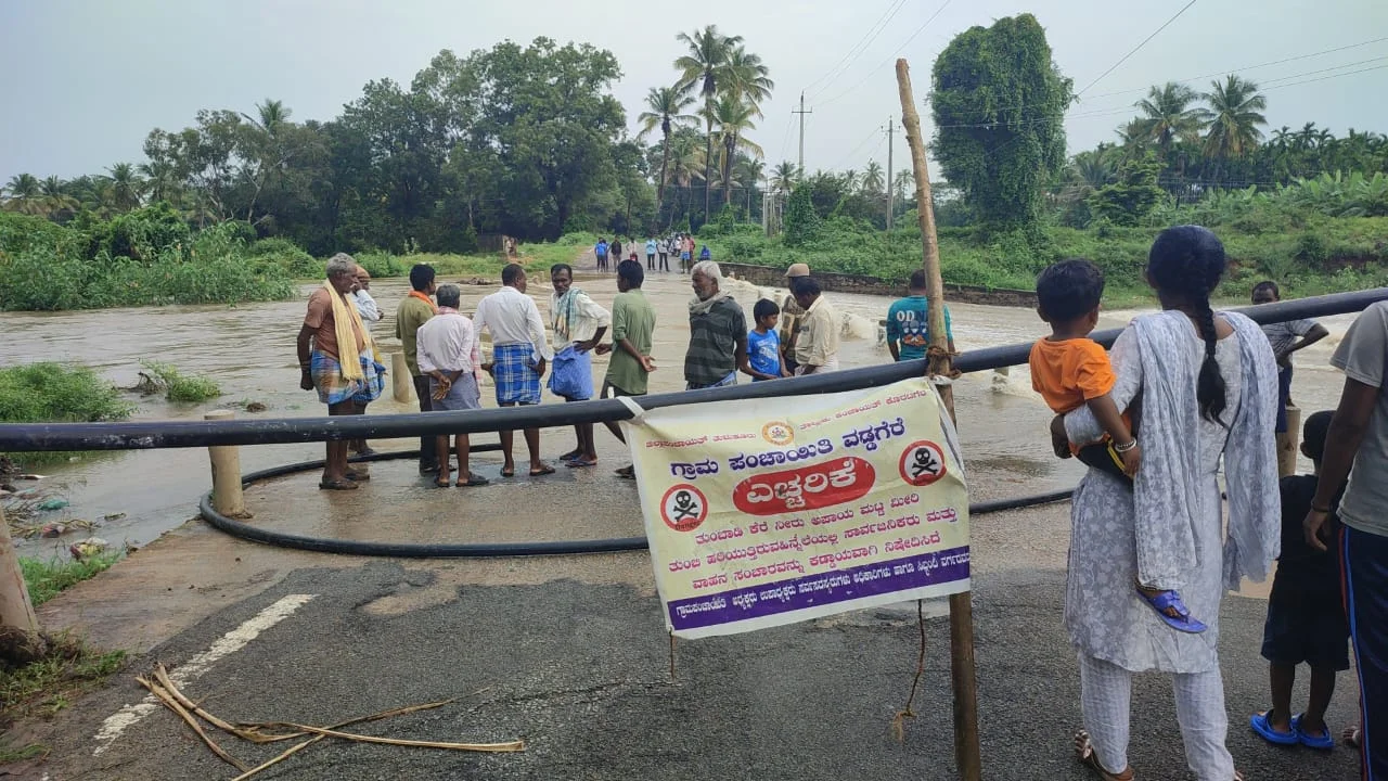 ಸೇತುವೆ ಮೇಲೆ ನೀರಿನ ಝೇಂಕಾರ: ರಾತ್ರೋ ರಾತ್ರಿ ಎಚ್ಚರಿಕೆ ನಾಮಫಲಕ