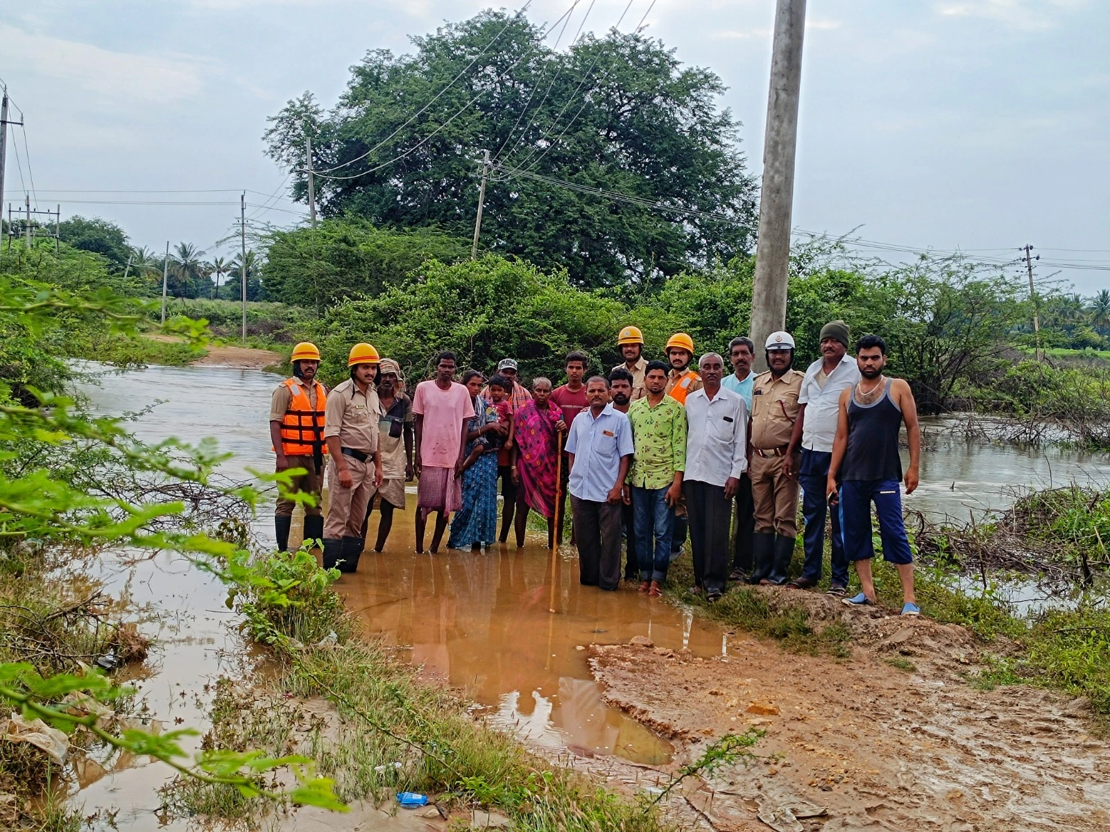 ಕೆರೆಯಲ್ಲಿ ಸಿಲುಕಿಕೊಂಡ 10 ಮಂದಿ ವಲಸೆ ಕಾರ್ಮಿಕರ ರಕ್ಷಣೆ