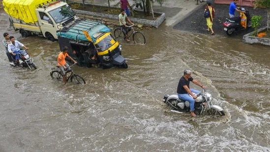 ಜೋರಾಗಲಿದೆ ಹಿಂಗಾರು ಆರ್ಭಟ : ಹಲವು ಜಿಲ್ಲೆಗಳಲ್ಲಿ ಭಾರಿ ಮಳೆ ಮುನ್ಸೂಚನೆ