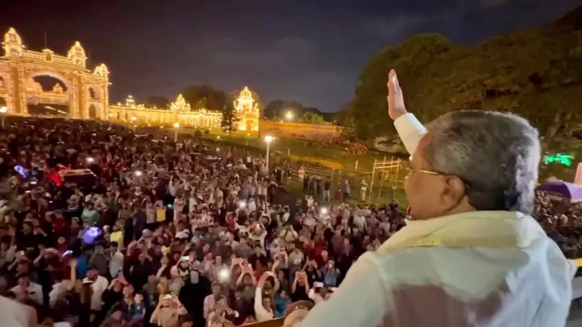 ಜಗಮಗಿಸುವ ಮೈಸೂರು ದಸರಾ ದೀಪಾಲಂಕಾರಕ್ಕೆ ಮನಸೋತ ಸಿಎಂ