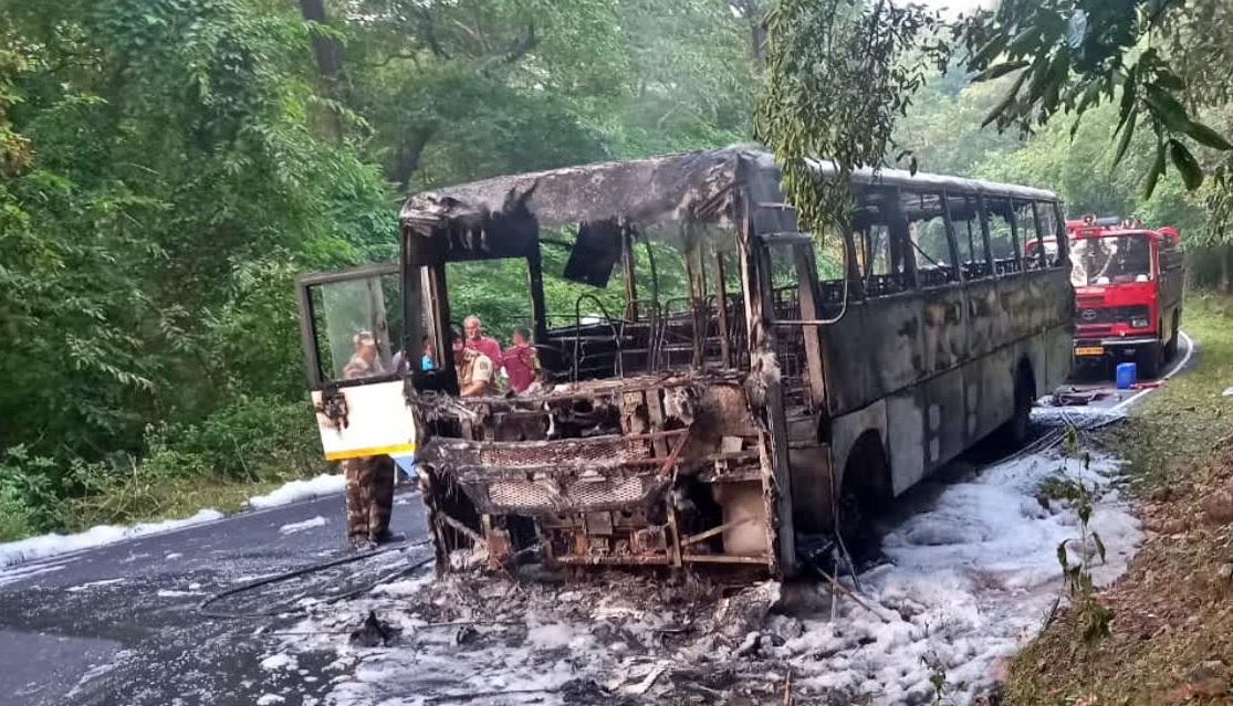 ಕೈಗಾ ಸಿಬ್ಬಂದಿ ಪ್ರಯಾಣಿಸುತ್ತಿದ್ದ ಬಸ್ ಗೆ ಬೆಂಕಿ : ಪ್ರಾಣಾಪಾಯದಿಂದ ಸಿಬ್ಬಂದಿ ಪಾರು