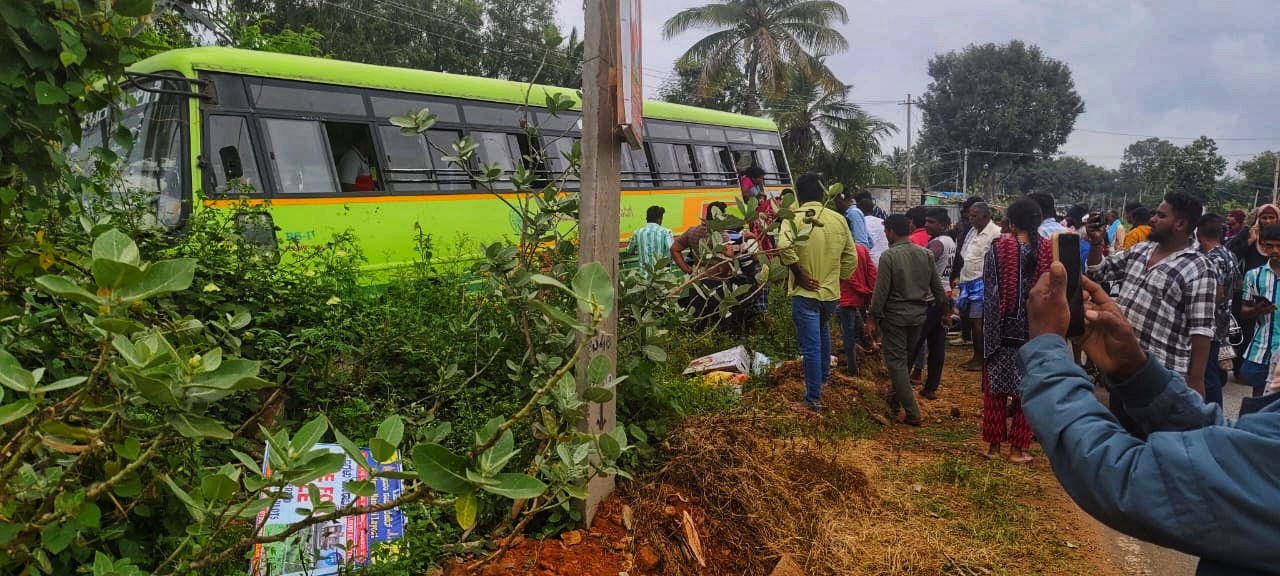 ಬಸ್ ಹಾಗೂ ದ್ವಿಚಕ್ರ ವಾಹನ ನಡುವೆ ಡಿಕ್ಕಿ - ದ್ವಿಚಕ್ರ ವಾಹನ ಸವಾರ ಸ್ಥಳದಲ್ಲೇ ಸಾವು