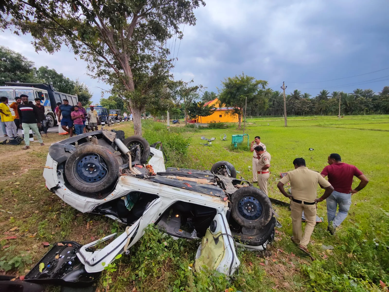 ತುಮಕೂರು!! ಟೈರ್ ಬ್ಲಾಸ್ಟ್, ಮದುವೆ ಮುಗಿಸಿಕೊಂಡು ವಾಪಾಸ್ ಆಗುತ್ತಿದ್ದವರು ಮಸಣಕ್ಕೆ