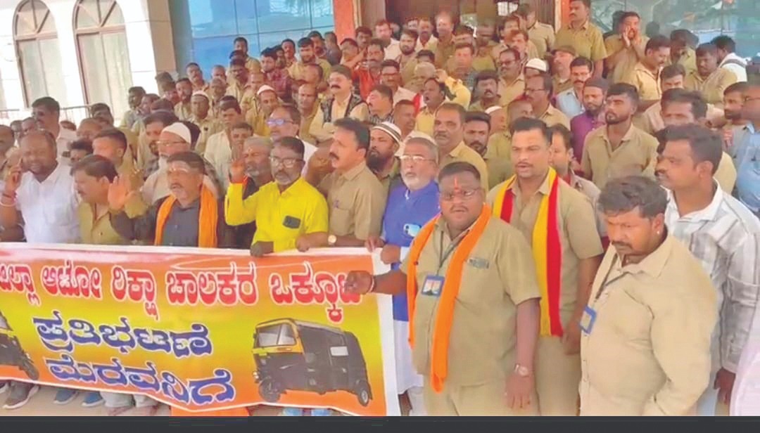 ಹುಬ್ಬಳ್ಳಿ || ಶಕ್ತಿ ಯೋಜನೆ ಕೈಬಿಟ್ಟು ಸಹಾಯ ಮಾಡಿ ಆಟೊ ರಿಕ್ಷಾ ಚಾಲಕರ ಒಕ್ಕೂಟ ಒತ್ತಾಯ