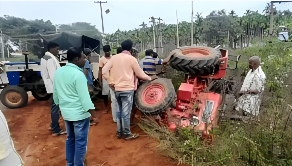 ತುಮಕೂರು || ಕಾಮಗಾರಿ ಗುಂಡಿಗೆ ಉರುಳಿದ ಟ್ರ್ಯಾರಕ್ಟರ್ – ಚಾಲಕನ ಕೈಮೂಳೆ ಮುರಿತ