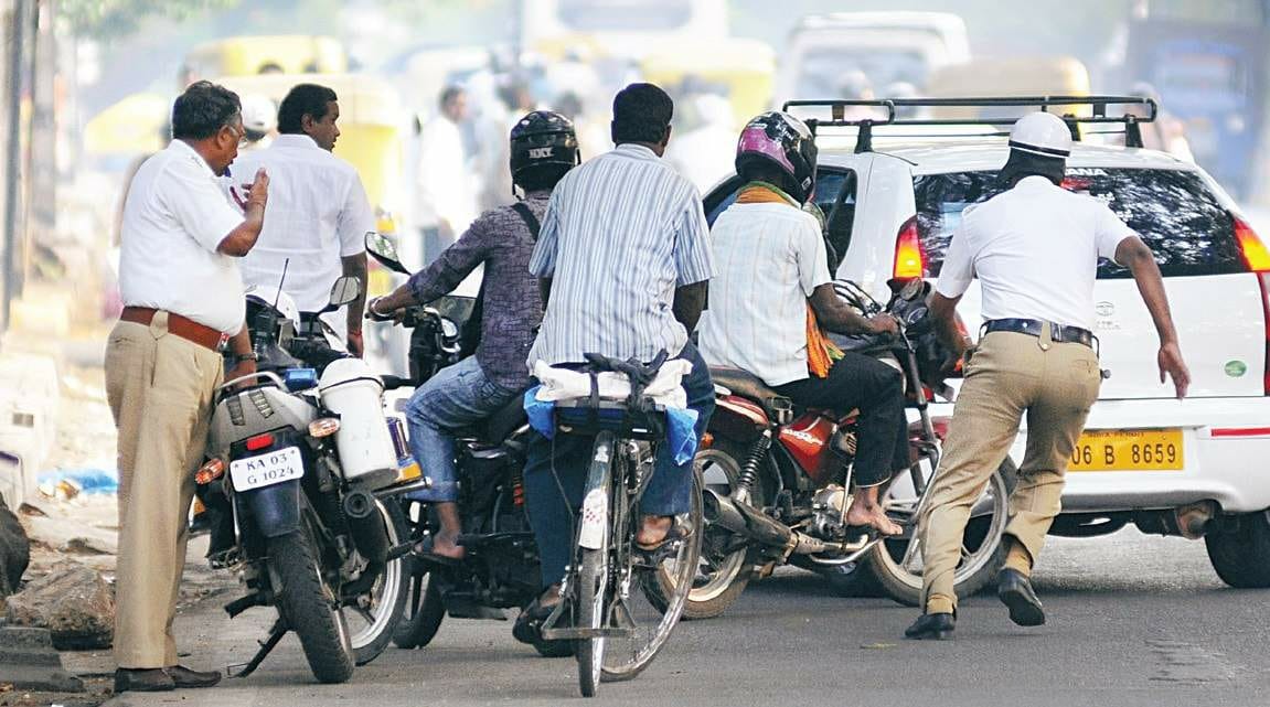 ಬೆಂಗಳೂರು || ಅಪಾಯಕಾರಿ ವ್ಹೀಲಿಂಗ್ ಪ್ರಕರಣಗಳಲ್ಲಿ ಅಪ್ರಾಪ್ತರು ಭಾಗಿ : ಎಚ್ಚೆತ್ತುಕೊಳ್ಳದ ಸವಾರರ ಮೇಲೆ ಟ್ರಾಫಿಕ್ ಪೊಲೀಸ್ ಸಮರ