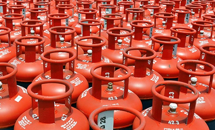 LPG Cylinder Price: ಬಜೆಟ್ ಮುಂಚಿತವಾಗಿ ಕೇಂದ್ರದಿಂದ ಗುಡ್ನ್ಯೂಸ್, ವಾಣಿಜ್ಯ ಬಳಕೆಯ ಎಲ್ಪಿಜಿ ಸಿಲಿಂಡರ್ ಬೆಲೆ ಇಳಿಕೆ