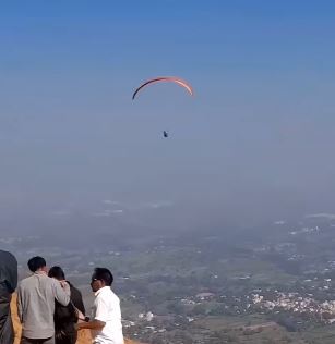 ಮುಂಬೈ || ಟ್ರಾಫಿಕ್ ಭೀತಿ, ಕಾಲೇಜಿಗೆ ಸರಿಯಾದ ಸಮಯಕ್ಕೆ ಹೋಗಲು ಪ್ಯಾರಾಗ್ಲೈಡ್ ಮೊರೆ ಹೋದ ವಿದ್ಯಾರ್ಥಿ!