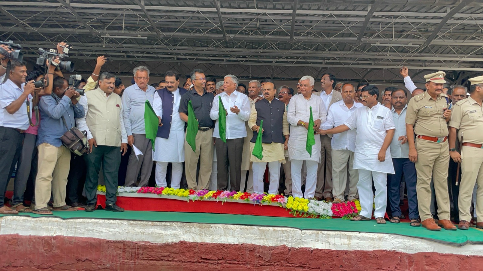 ಹಾವೇರಿ || ವಂದೇ ಭಾರತ ರೈಲಿಗೆ ಹಸಿರು ನಿಶಾನೆ ತೋರಿಸಿ ಶ್ರೀ ಬಸವರಾಜ ಬೊಮ್ಮಾಯಿ