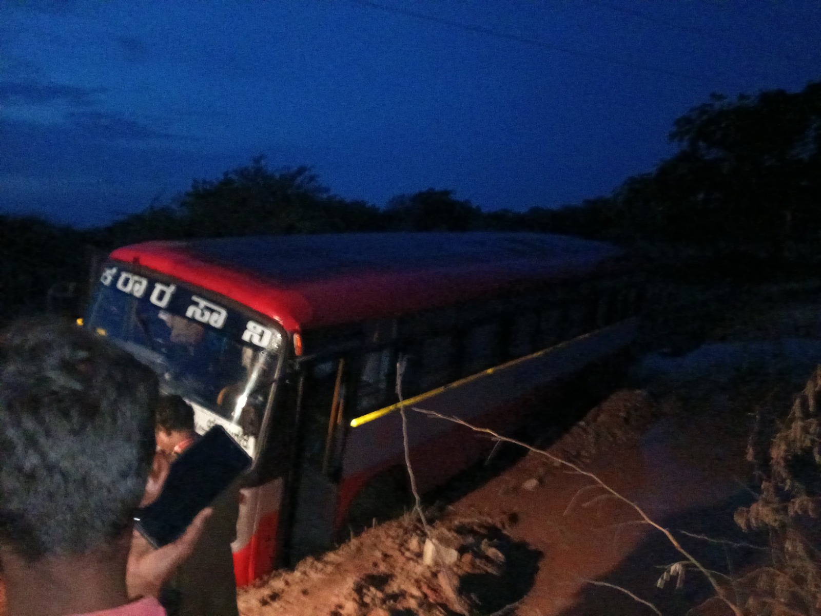 ತುಮಕೂರು || ಅವೈಜ್ಞಾನಿಕ ಸೇತುವೆ ಕಾಮಗಾರಿ : 3 ಗಂಟೆಗಳ ಕಾಲ ಪರದಾಟ ಸರ್ಕಾರಿ ಬಸ್