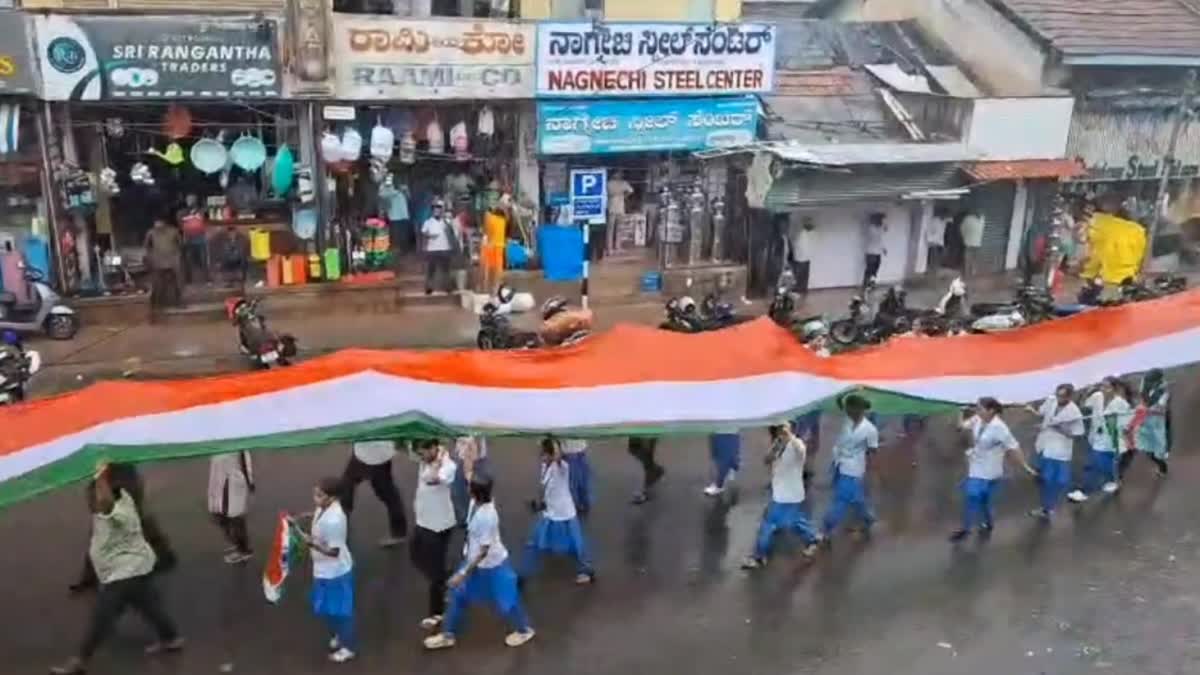 ಶಿವಮೊಗ್ಗ || ಮಳೆಯಲ್ಲೂ ರಾಷ್ಟ್ರಧ್ವಜ ಹಿಡಿದು ನಡೆದು ಯಶಸ್ವಿಯಾದ ವಿಜಯ ತಿರಂಗಾ ಯಾತ್ರೆ