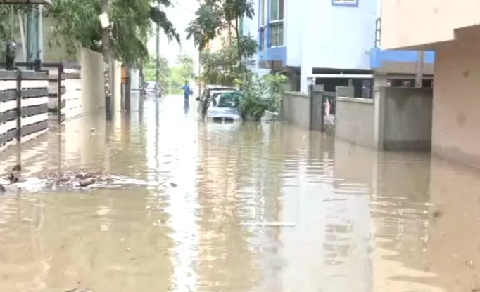 ಬೆಂಗಳೂರು || ಮಳೆಯ ಅವಾಂತರ – ಸಾಯಿ ಲೇಔಟ್‌ಗೆ ಜಲದಿಗ್ಭಂದನ
