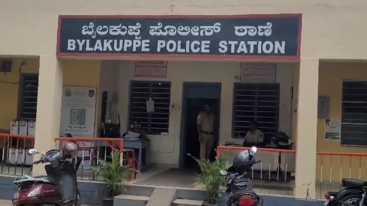 ಮೈಸೂರು || ಬಟ್ಟೆ ವ್ಯಾಪಾರಿಯ Honeytrapped : ₹10 ಲಕ್ಷ ಹಣಕ್ಕೆ ಬೇಡಿಕೆ ಇಟ್ಟ Police ಕಾನ್ಸ್ಟೇಬಲ್