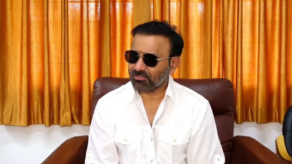ಧಾರವಾಡ || ರೈತರ ಮನೆಗಳಿಗೆ ತೆರಳಿ ಸಾವಿಗೆ ಶರಣಾದ ಕುಟುಂಬಗಳಿಗೆ ಸಾಂತ್ವನ ಹೇಳಿದ Santosh Lad..!