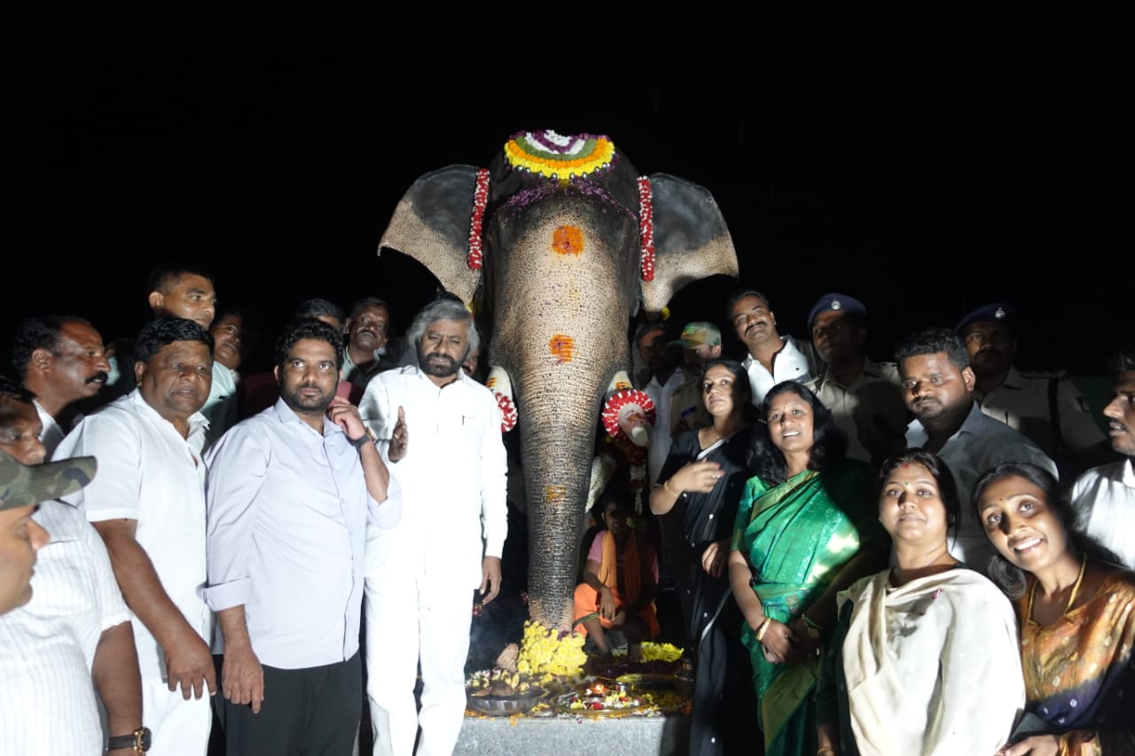 ಹಾಸನ || Arjuna ಭೌತಿಕವಾಗಿ ಇಲ್ಲದಿದ್ದರೂ ಕನ್ನಡಿಗರ ಹೃದಯದಲ್ಲಿ ನೆಲೆಸಿದ್ದಾನೆ: Ishwara Khandre.