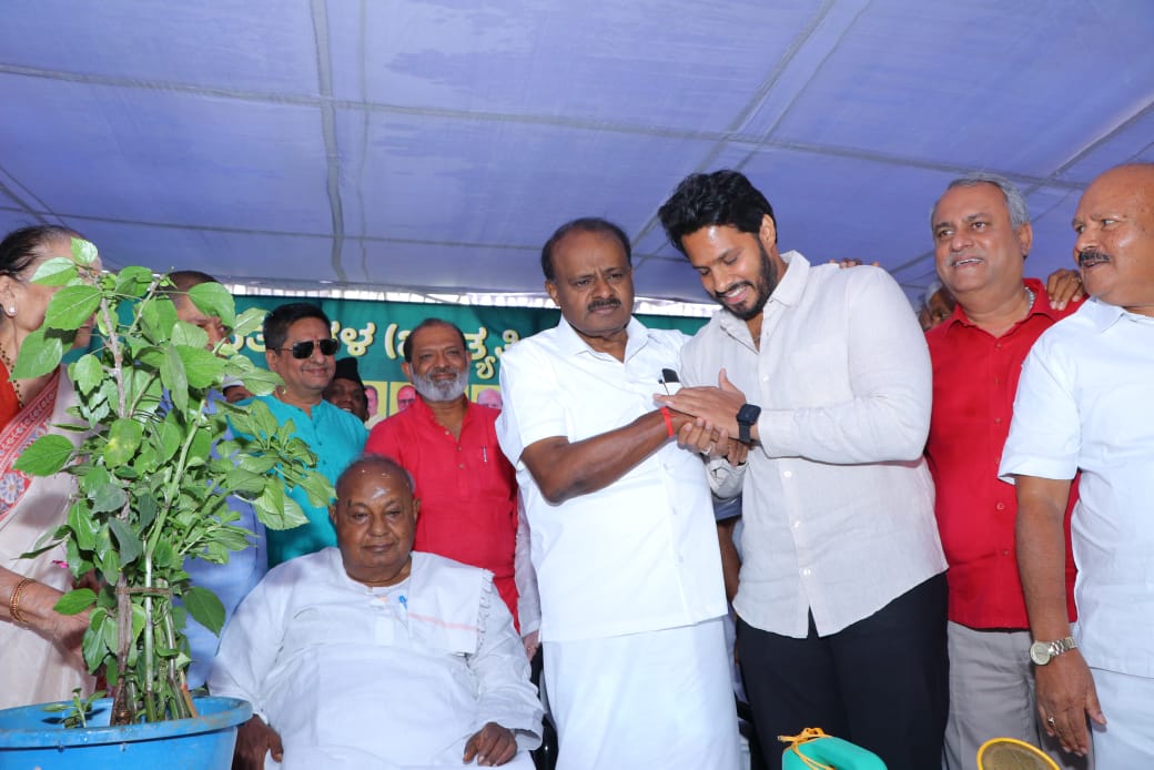 ಕೆಂಪುಕೋಟೆ ಮೇಲೆ ತ್ರಿವರ್ಣದ್ವಜ ಹಾರಿಸಿದ HDD ಈಶ್ವರನ ವರ ಪುತ್ರ