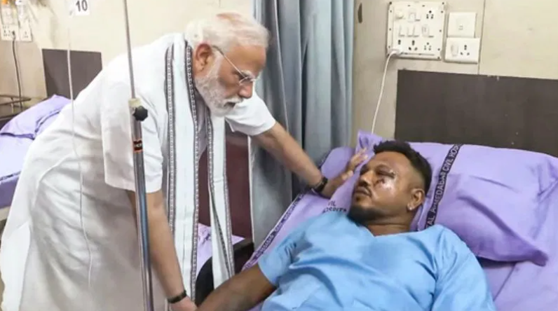 ಅಹಮದಾಬಾದ್ || ಸೀಟ್ ಬೆಲ್ಟ್ ತೆಗೆದು emergency ಬಾಗಿಲಿನಿಂದ ಜಿಗಿದೆ: ದುರಂತದಲ್ಲಿ ಬದುಕುಳಿದ ಪ್ರಯಾಣಿಕನ ಮಾತು
