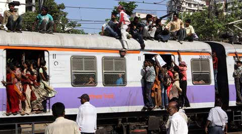 ಮುಂಬೈ || Terrible train accident ; ಚಲಿಸುವ ರೈಲಿನಿಂದ ಬಿದ್ದು ಪ್ರಯಾಣಿಕರು ಗಂಭೀರ