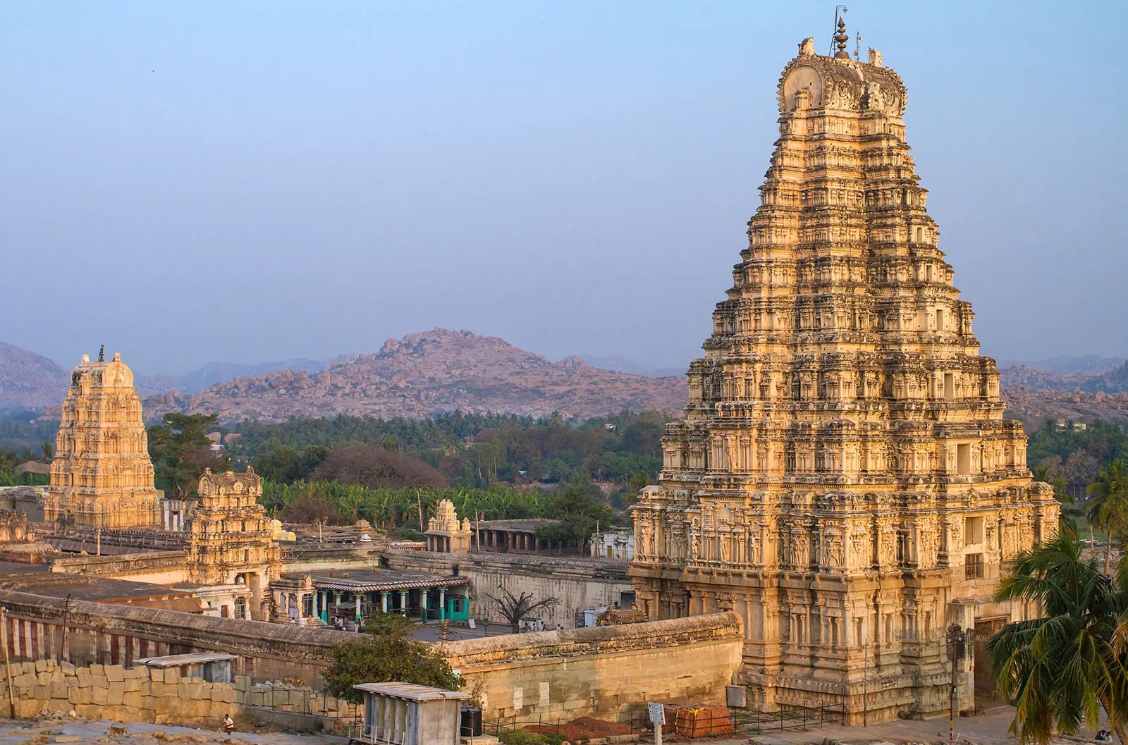 Virupaksha Temple ಶಿವ ರೂಪವಾದ ವಿರೂಪಾಕ್ಷಕ್ಕೆ ಅರ್ಪಿತವಾಗಿದೆ.