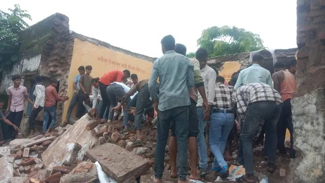 ಪ್ರಾರ್ಥನೆ ವೇಳೆ school ಮೇಲ್ಛಾವಣಿ ಕುಸಿತ, ಅವಶೇಷಗಳಡಿ ಸಿಲುಕಿ ಒದ್ದಾಡುತ್ತಿರುವ ಮಕ್ಕಳು.