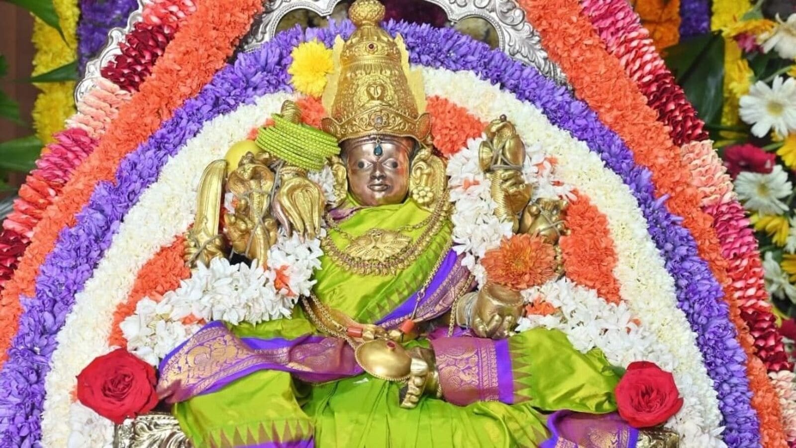 ಮೈಸೂರು || ಬಗೆಬಗೆಯ ಹೂಗಳಿಂದ ಚಾಮುಂಡಿ ತಾಯಿ ಹೇಗೆ ಅಲಂಕಾರ ಗೊಂಡಿದೆ ಗೊತ್ತಾ..?