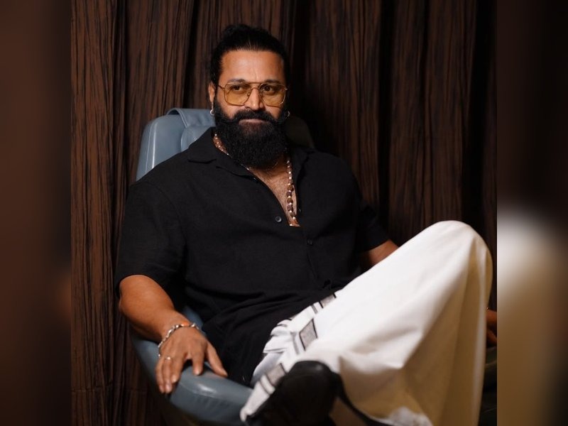 Rishab Shetty ಬಂಡುಕೋರನ ಅವತಾರ; ರಾಜಮೌಳಿ ಗರಡಿಯ ನಿರ್ದೇಶಕನ ಜೊತೆ ಪ್ಯಾನ್ ಇಂಡಿಯಾ ಸಿನಿಮಾ. 