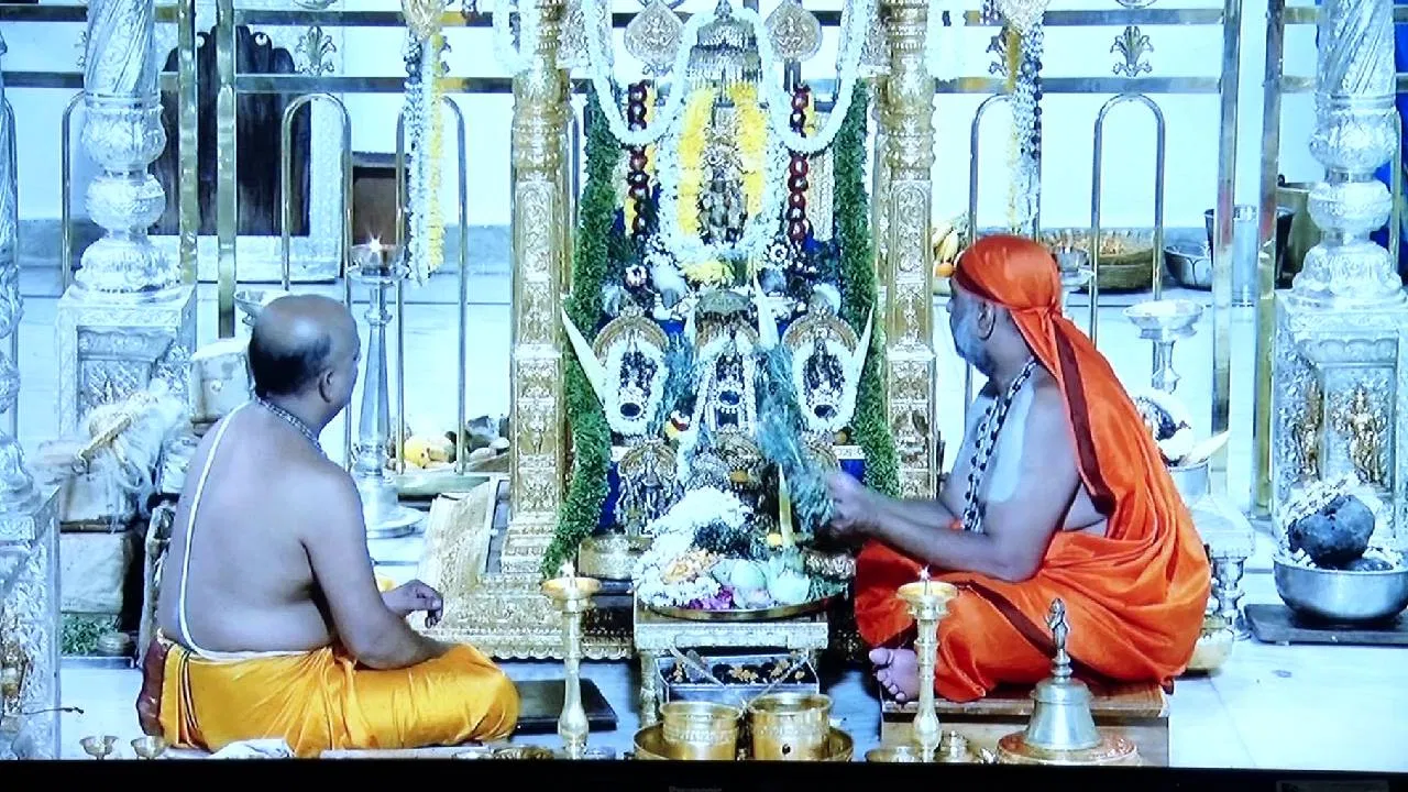 ಮಂತ್ರಾಲಯದಲ್ಲಿ ಆರಾಧನಾ ಮಹೋತ್ಸವ: ರಾಯರಿಗಾಗಿ ತಿರುಮಲದಿಂದ ಬಂದ ಶೇಷವಸ್ತ್ರಗಳು.