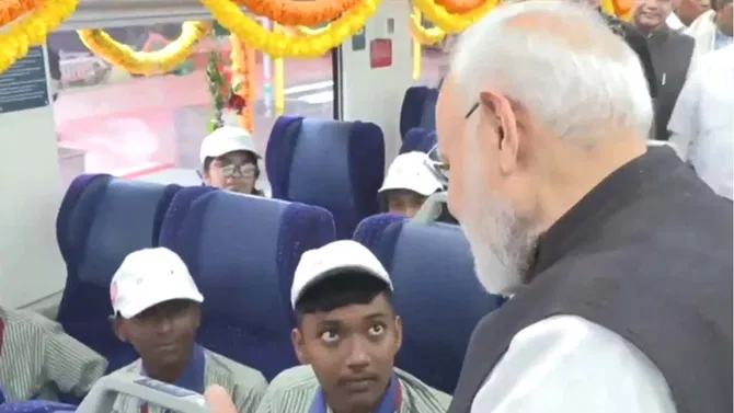 ವಂದೇ ಭಾರತ್ ರೈಲಿನಲ್ಲಿ ಮಕ್ಕಳೊಂದಿಗೆ ಮೋದಿ ಸಂವಾದ