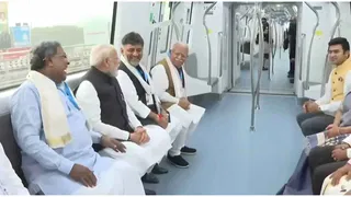 ಅಕ್ಕಪಕ್ಕ ಕುಳಿತು ಮೋದಿ-ಸಿದ್ದರಾಮಯ್ಯ ಮಟ್ರೋನಲ್ಲಿ ಸಂಚಾರ: ಪ್ರಯಾಣದುದ್ದಕ್ಕೂ ನಗೆಯಲ್ಲಿ ತೇಲಾಟ.
