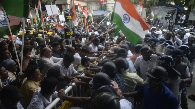 ಆರ್‌ಜಿ ಕರ್ ಪ್ರತಿಭಟನಾಕಾರರ ಮೇಲೆ ಪೊಲೀಸರಿಂದ ಲಾಠಿ ಚಾರ್ಜ್; ಬಂಗಾಳ ಸರ್ಕಾರದ ವಿರುದ್ಧ ಆಕ್ರೋಶ.
