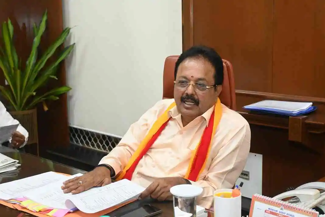 ಕುಮಾರಸ್ವಾಮಿ ಬಾಯಿ ಚಪಲಕ್ಕೆ ಮಾತಾಡುತ್ತಾರೋ, ಮತ್ತೆ ಯಾವುದಕ್ಕೆ ಮಾತಾಡುತ್ತಾರೋ ಗೊತ್ತಿಲ್ಲ : Chaluvarayaswamy
