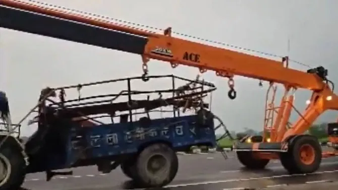ಭಕ್ತರಿದ್ದ ಟ್ರ್ಯಾಕ್ಟರ್‌ಗೆ ಟ್ರಕ್ ಡಿಕ್ಕಿ  8 ಜನರು ಸಾ*.