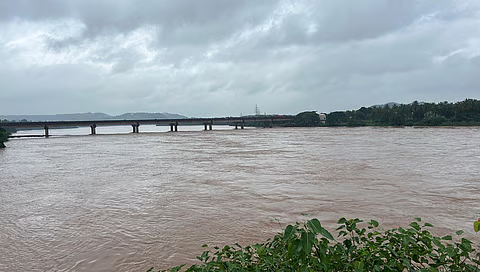ತುಂಬಿ ಹರಿಯುತ್ತಿರುವ ನದಿಗಳ ದೃಶ್ಯ ನೋಡಲು ಸುಂದರ. | River