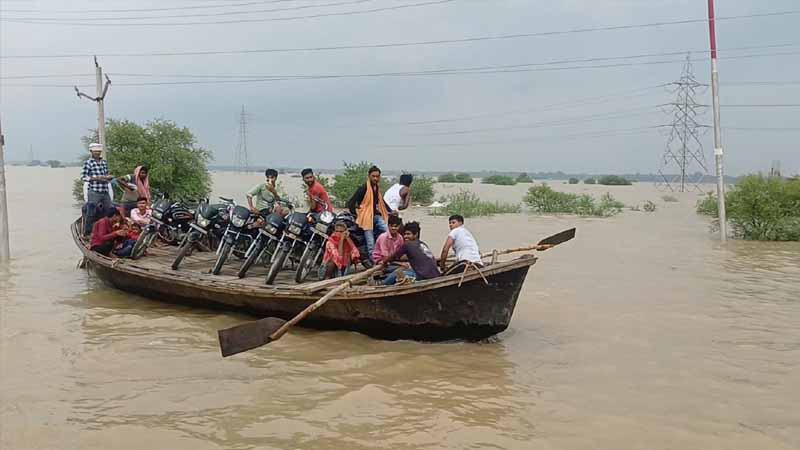 Floods in 17 districts: Prayagraj almost submerged