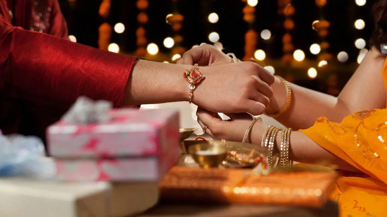 ರಾಖಿ ಕಟ್ಟುವಾಗ ಮೂರು ಗಂಟು ಹಾಕೋದು ಏಕೆ ಗೊತ್ತಾ?