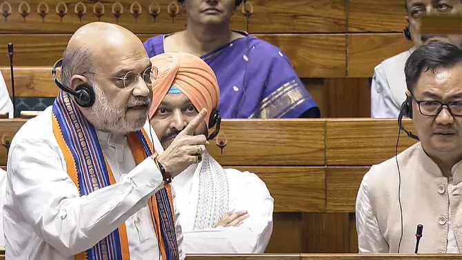 ತಿದ್ದುಪಡಿ ಮಸೂದೆಯ ಪೇಪರ್ ಹರಿದು ಅಮಿತ್ ಶಾ ಮೇಲೆಸೆದ ವಿರೋಧ ಪಕ್ಷಗಳ ಸಂಸದರು.