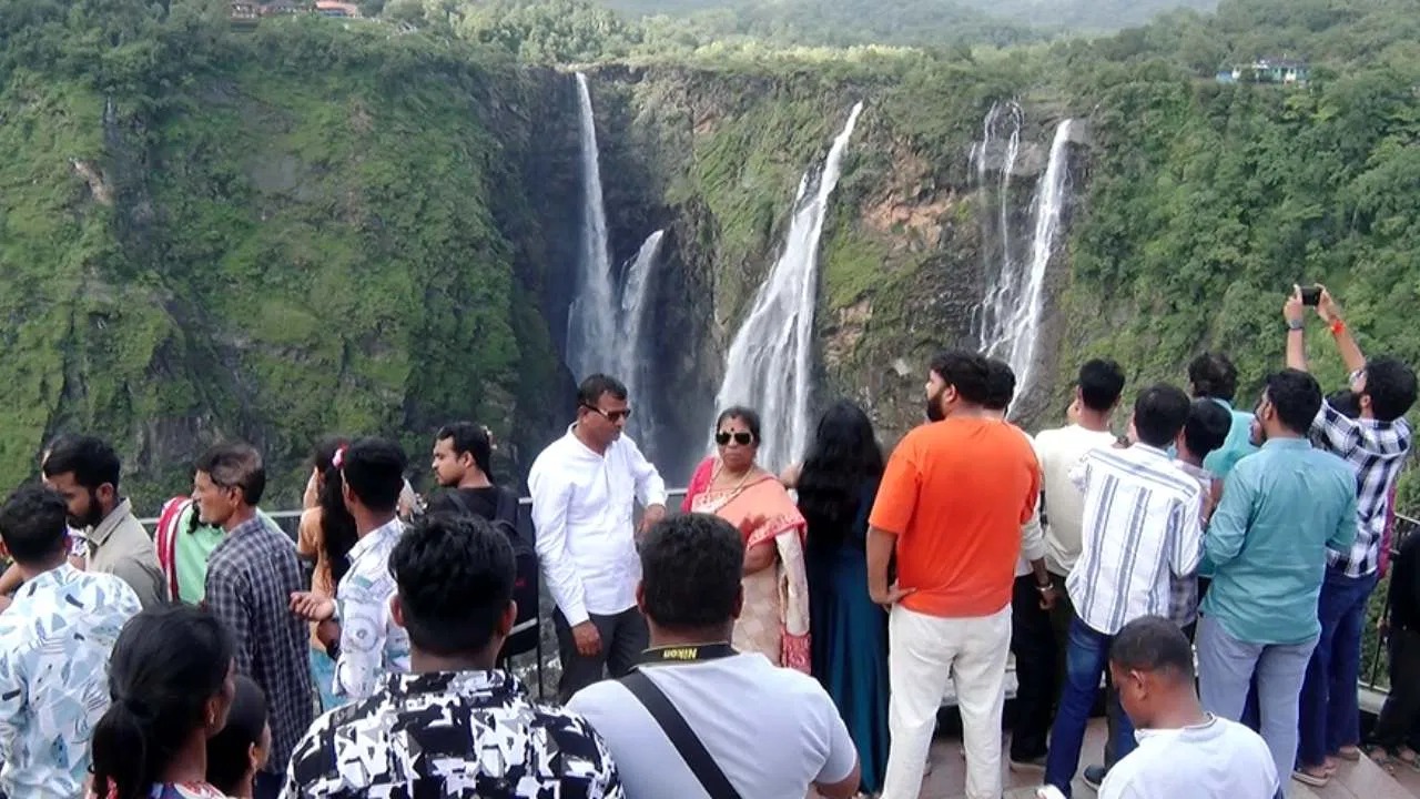 ರೌದ್ರರಮಣೀಯವಾಗಿ ಧುಮ್ಮಿಕ್ಕುತ್ತಿರುವ ಜೋಗ ಜಲಪಾತ: ಲಗ್ಗೆಯಿಟ್ಟ ಜನ. | Jog Falls