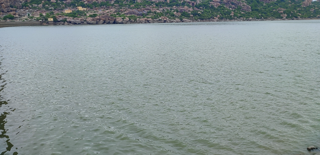 ಕೊಪ್ಪಳ || ಜಿಲ್ಲೆಯ ಐತಿಹಾಸಿಕ ಸಾಣಾಪುರ ಕೆರೆಗೆ ಬಿದ್ದಿದೆ ಬೋಂಗಾ, ಕೆರೆ ಒಡೆದರೆ ಊರು ಮುಳುಗಡೆ ನಿಶ್ಚಿತ.