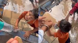 ಪ್ರವಾಹ ಸಂತ್ರಸ್ತರಿಗೆ ಉಚಿತ ಊಟ ವಿತರಣೆ – ಸ್ವಾಭಿಮಾನ ತೋರಿದ ಬಾಲಕ ದುಡ್ಡು ಕೊಟ್ಟು ಊಟ ಪಡೆದ.
