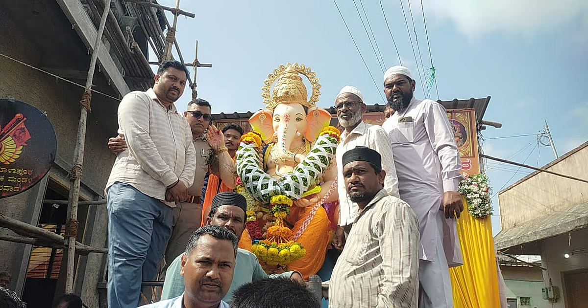 ಗಣೇಶೋತ್ಸವ ಮೆರವಣಿಗೆಗೆ ಹೂ ಹಾರ ಹಾಕಿದ ಮುಸ್ಲಿಂ ಸಮುದಾಯ: ಬೆಂಗಳೂರಿನಲ್ಲಿ ಭಾವೈಕ್ಯತೆಗೆ ಮಾದರಿ ದೃಶ್ಯ!