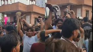 ಜೀವಂತ ಹಾವುಗಳನ್ನು ಕೈಯಲ್ಲಿ ಹಿಡಿದು ಕುಣಿದ ಗ್ರಾಮಸ್ಥರು – ರಾಜಸ್ಥಾನದಲ್ಲಿ ವಿಚಿತ್ರ ಆಚರಣೆ.!