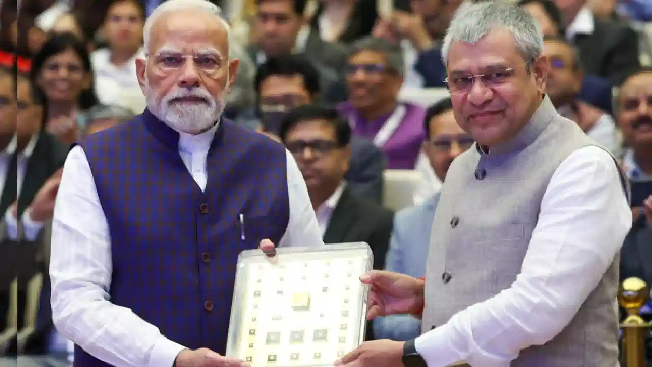 ಪ್ರಧಾನಮಂತ್ರಿ ಮೋದಿಗೆ ಮೊದಲ Made in India ಸೆಮಿಕಂಡಕ್ಟರ್ ಚಿಪ್ ಹಸ್ತಾಂತರ.