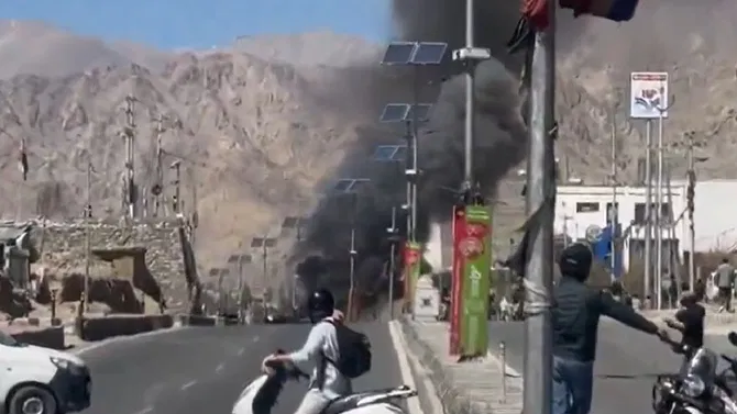 ಲಡಾಖ್‌ನಲ್ಲಿ ಹಿಂಸಾತ್ಮಕ ತಿರುವು: ರಾಜ್ಯದರ್ಜೆಗಾಗಿ ನಡೆದ ಪ್ರತಿಭಟನೆಯಲ್ಲಿಇವರು 4 ಜನರು ದು*ರ್ಮರಣ, 70ಕ್ಕೂ ಹೆಚ್ಚು ಜನರಿಗೆ ಗಾಯ.